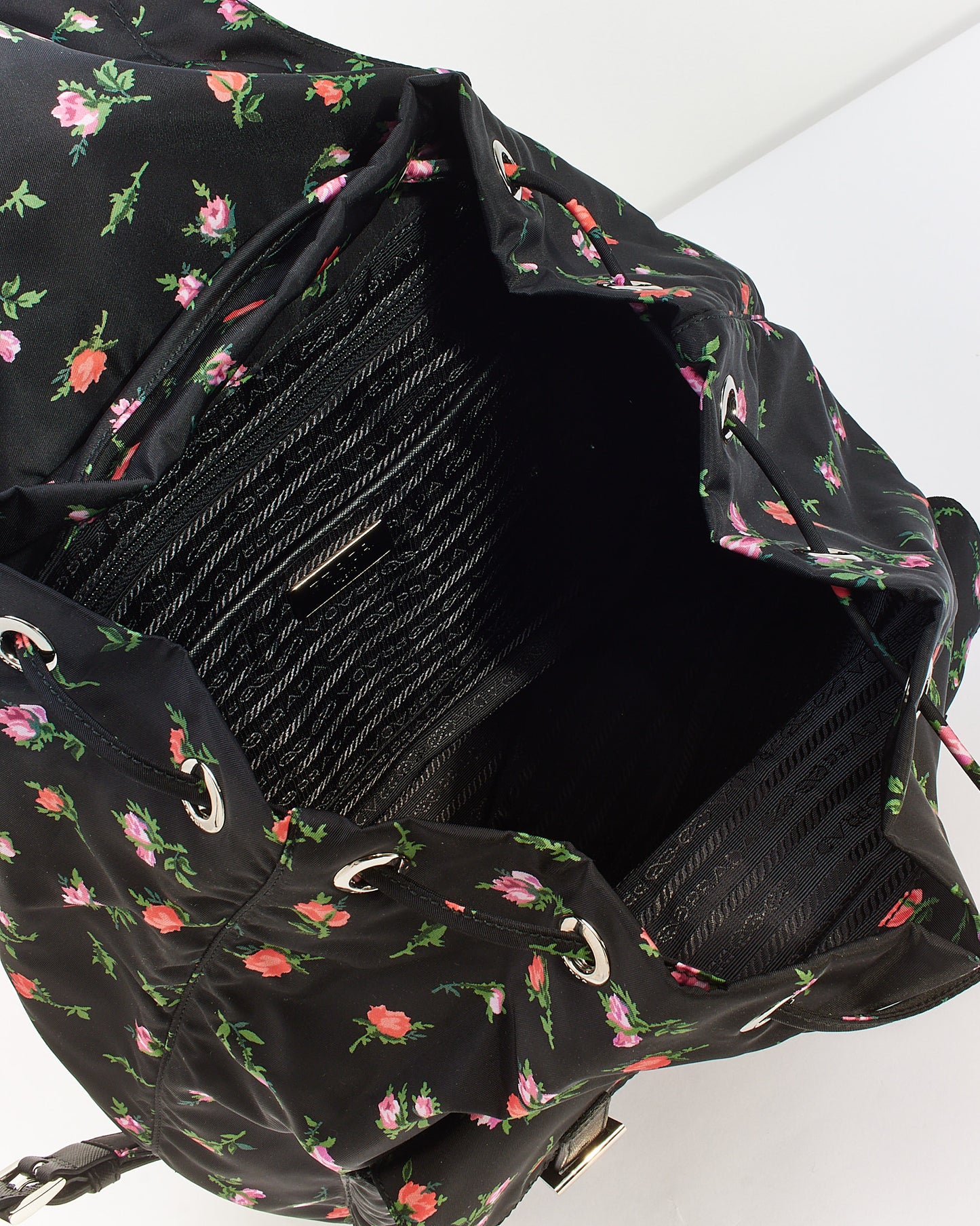 Prada Sac à dos moyen Tessuto en nylon floral noir