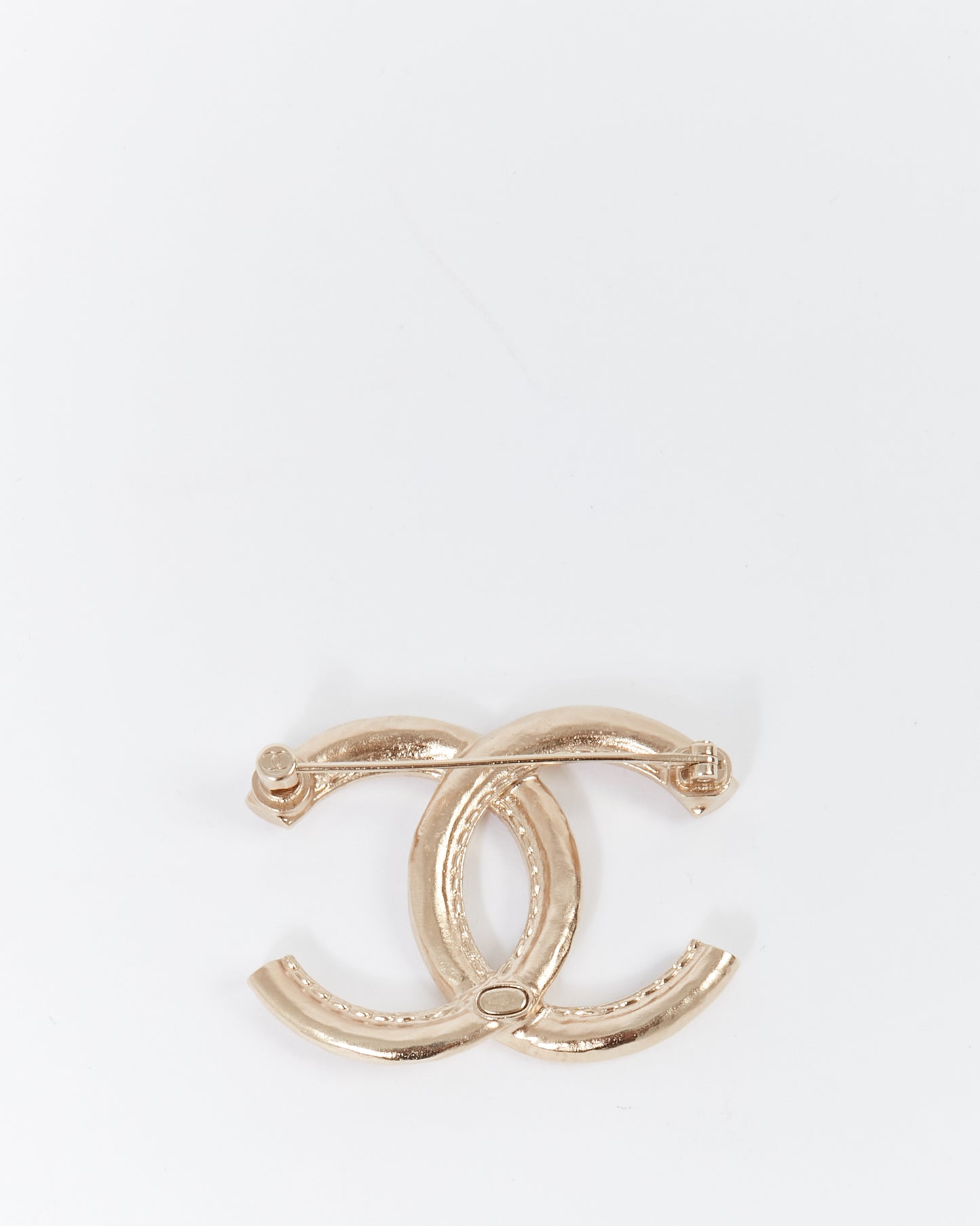 Broche logo CC dorée Chanel