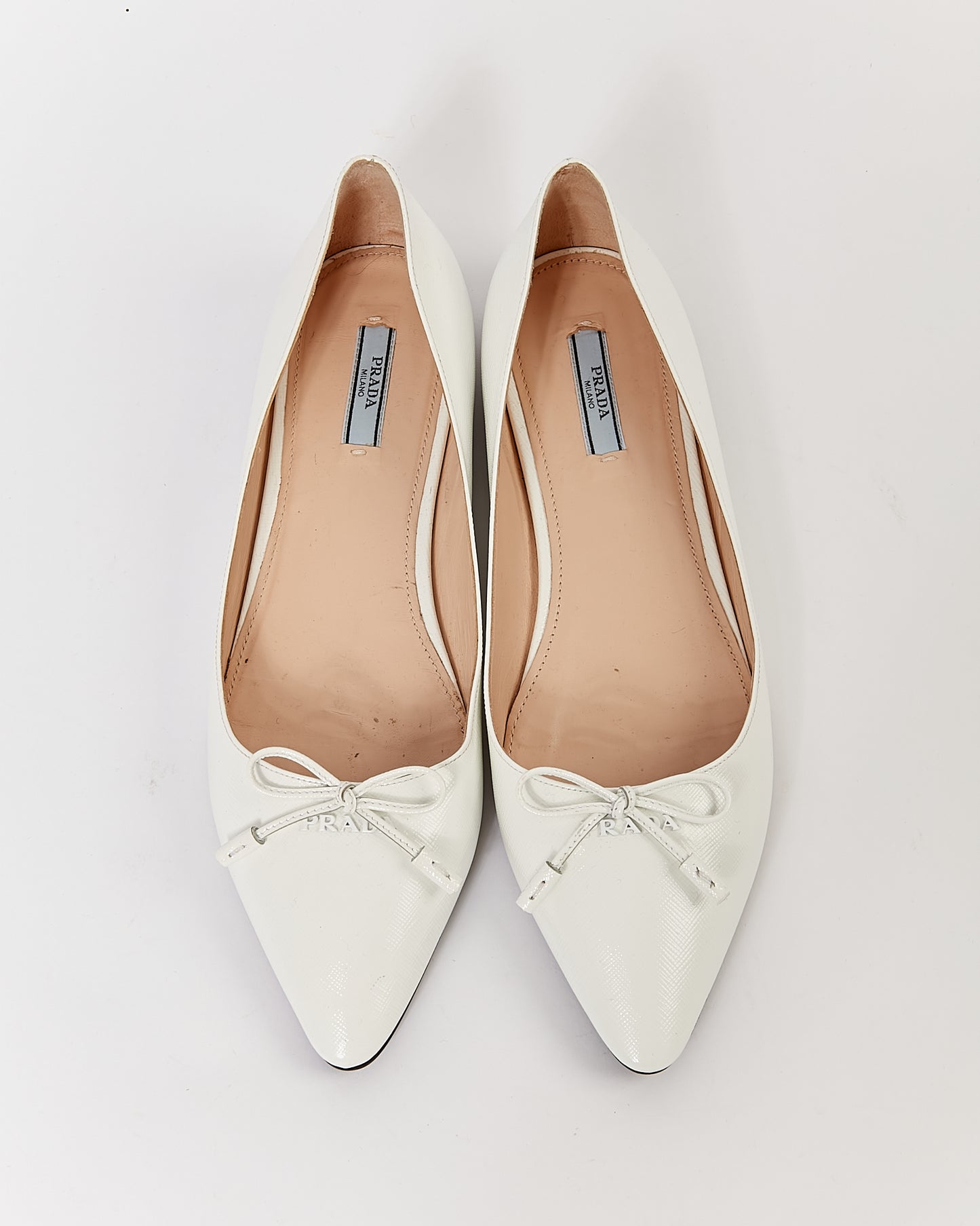 Prada Chaussures plates à bout pointu avec nœud en cuir blanc - 40