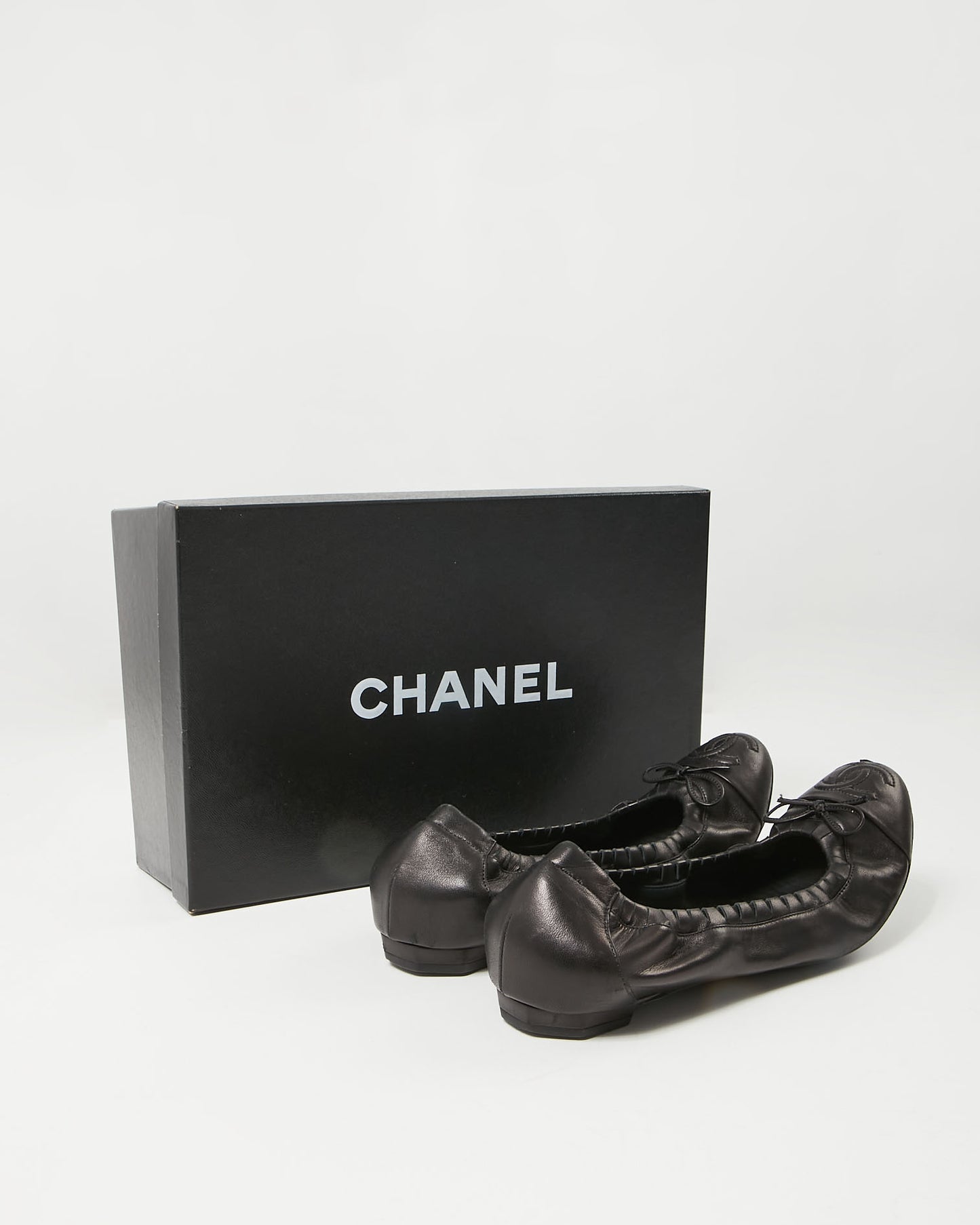 Ballerines imbriquées CC avec logo en cuir noir Chanel - 37