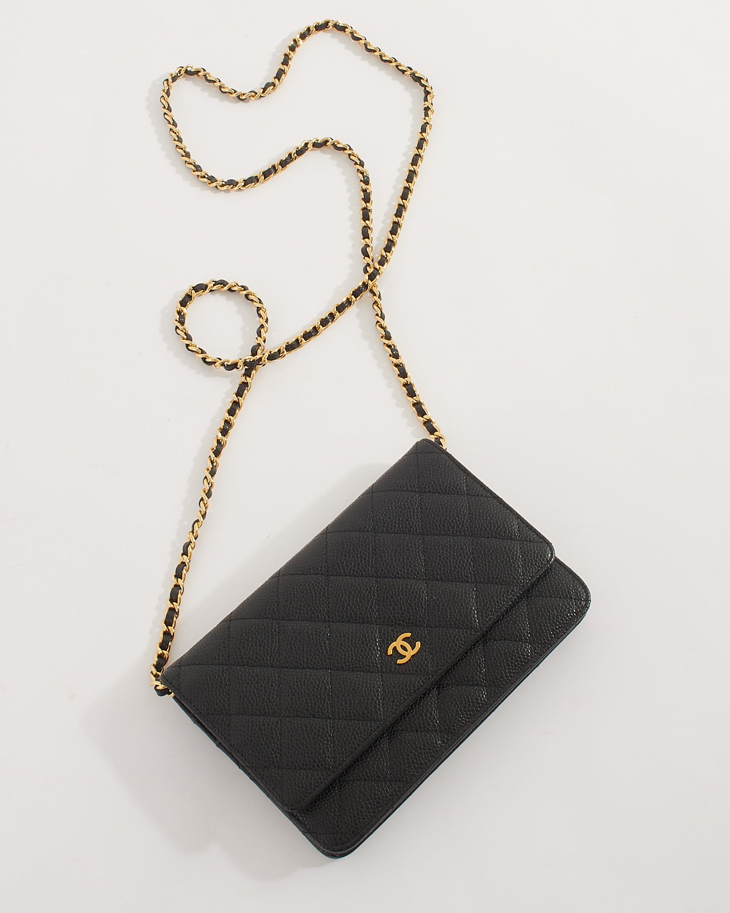 Portefeuille en cuir caviar noir Chanel avec matériel doré sur chaîne