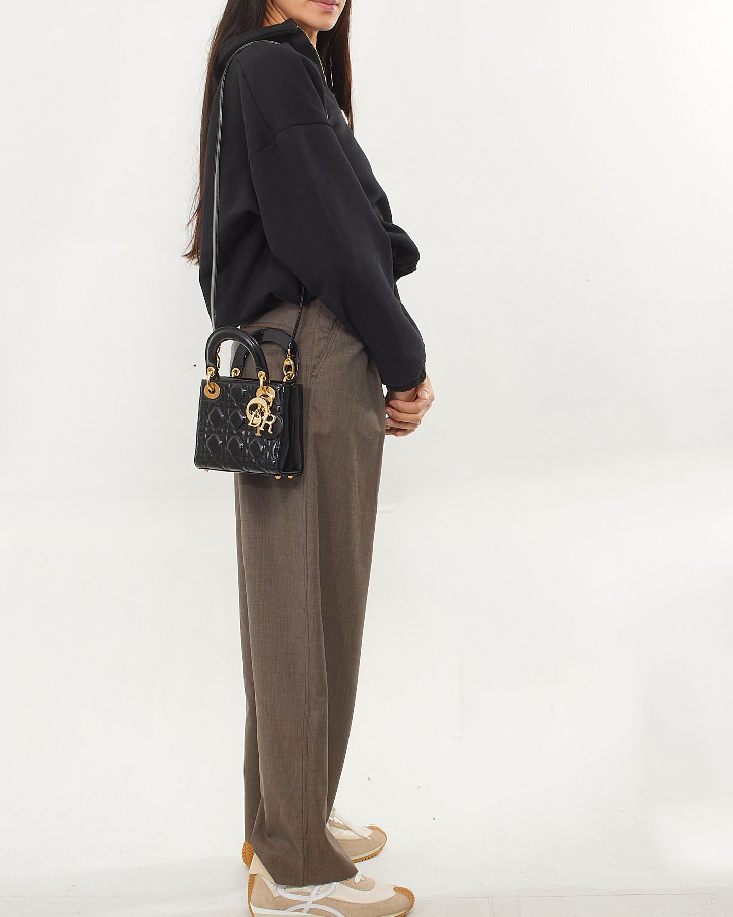 Mini Lady Dior en cuir Cannage verni noir Dior avec détails dorés
