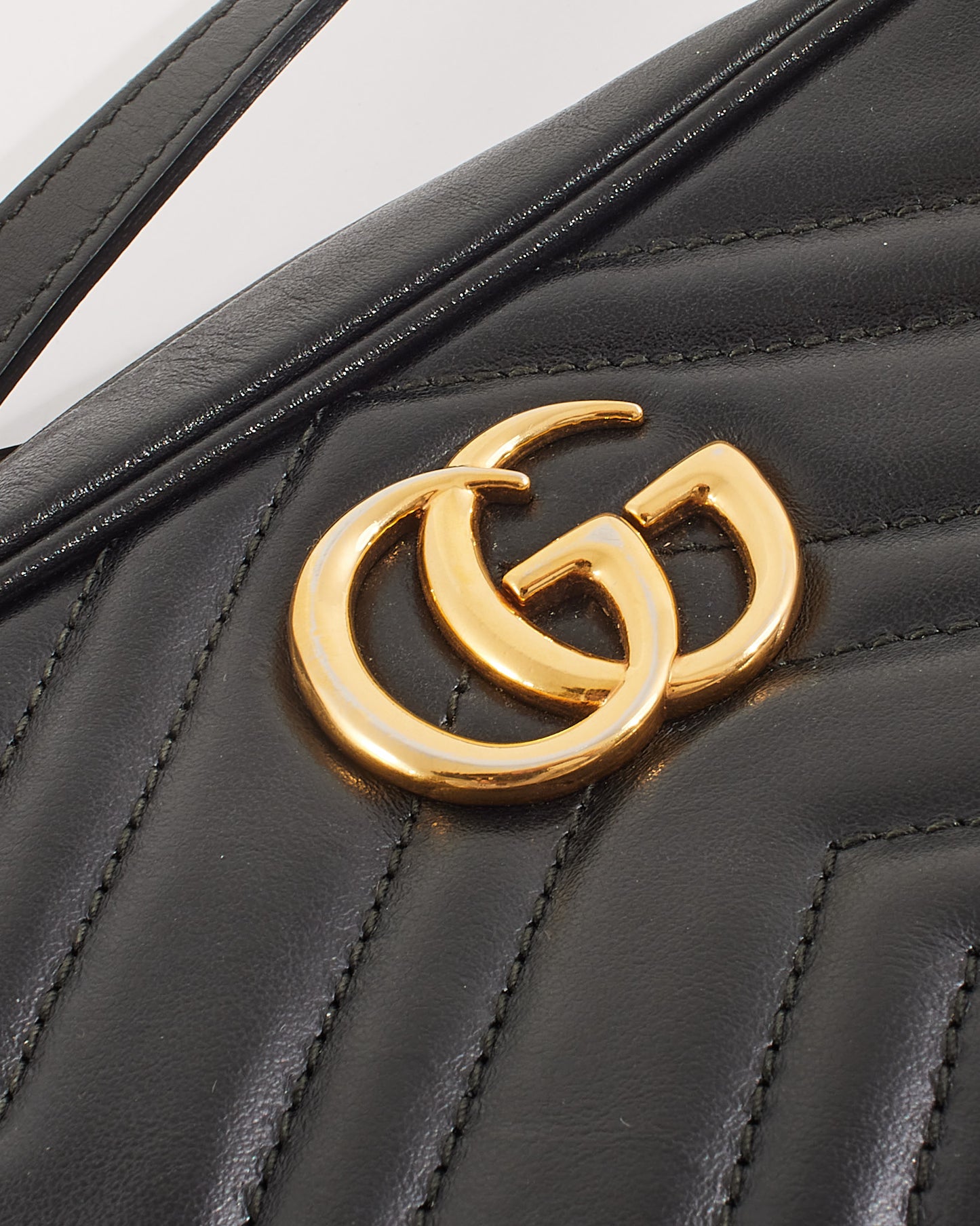 Mini sac à bandoulière GG Marmont en cuir matelassé noir Gucci