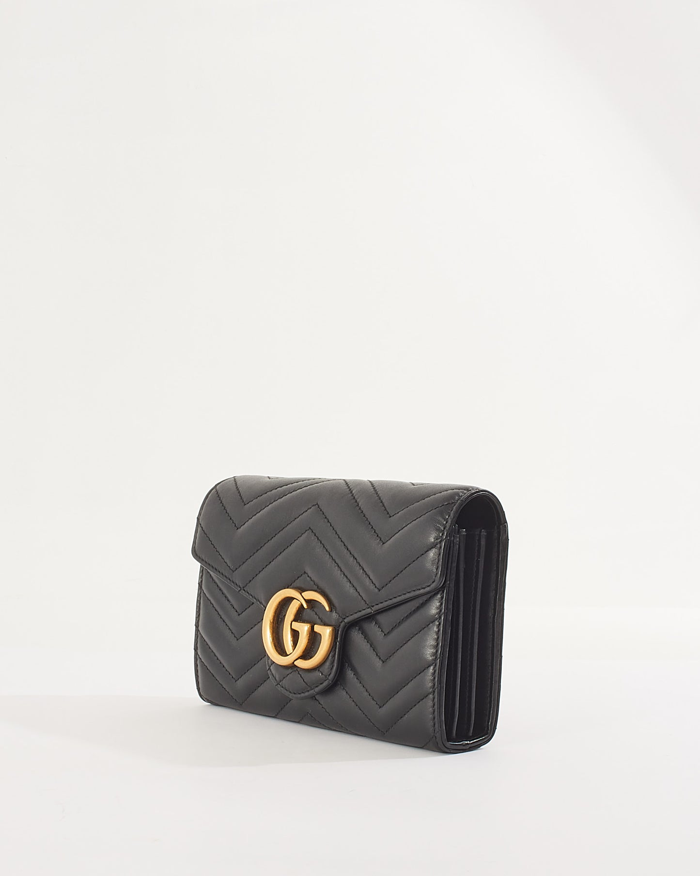 Portefeuille GG Marmont en cuir matelassé Chevron noir Gucci sur chaîne