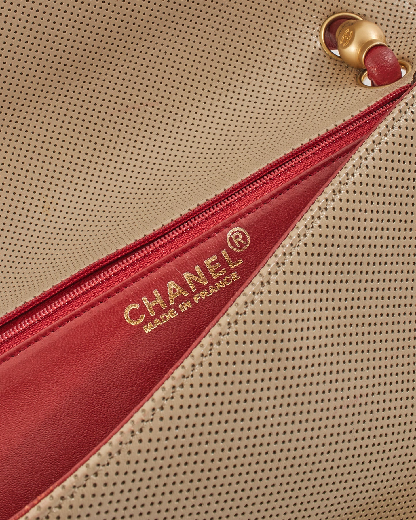 Sac à rabat en cuir perforé beige/rouge vintage Chanel avec détails dorés
