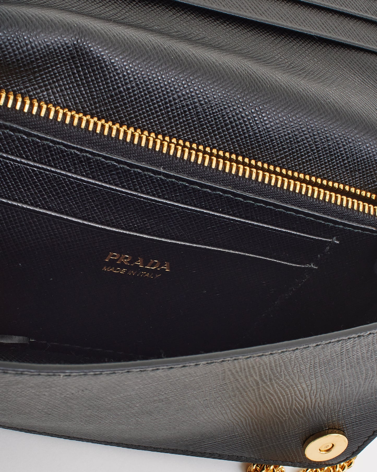 Portefeuille avec logo en cuir Saffiano noir Prada sur sac à chaîne