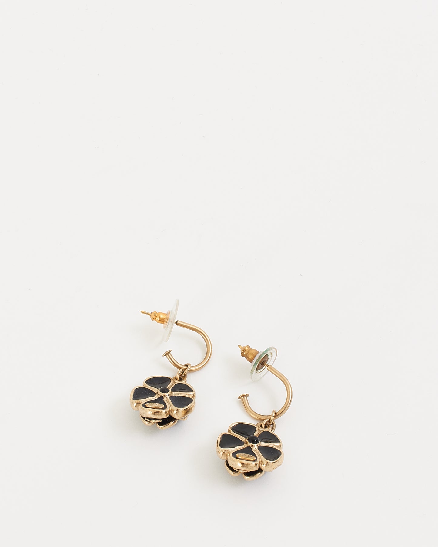 Boucles d'oreilles pendantes fleur de camélia en émail noir Chanel