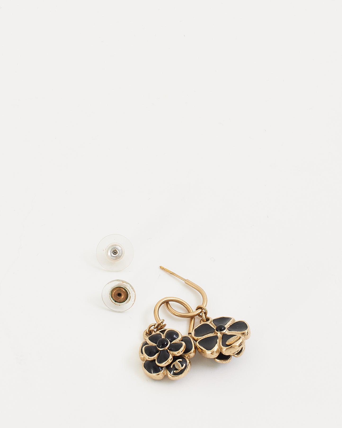 Boucles d'oreilles pendantes fleur de camélia en émail noir Chanel