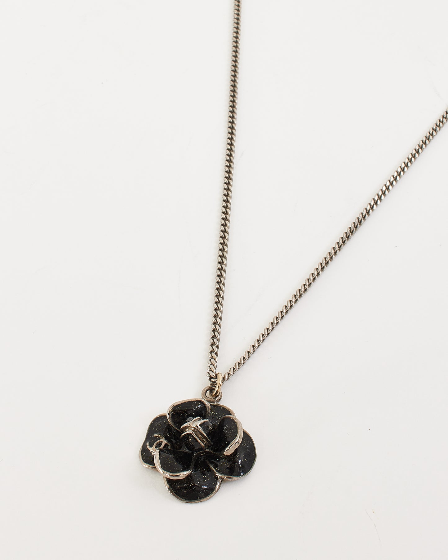 Collier de fleurs de camélia en émail noir Chanel
