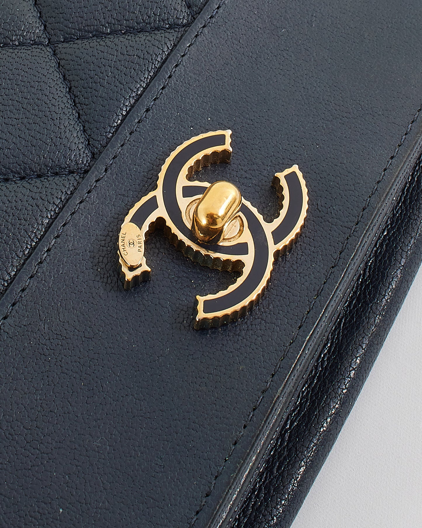 Portefeuille à rabat Mademoiselle en cuir bleu marine Chanel sur sac à chaîne