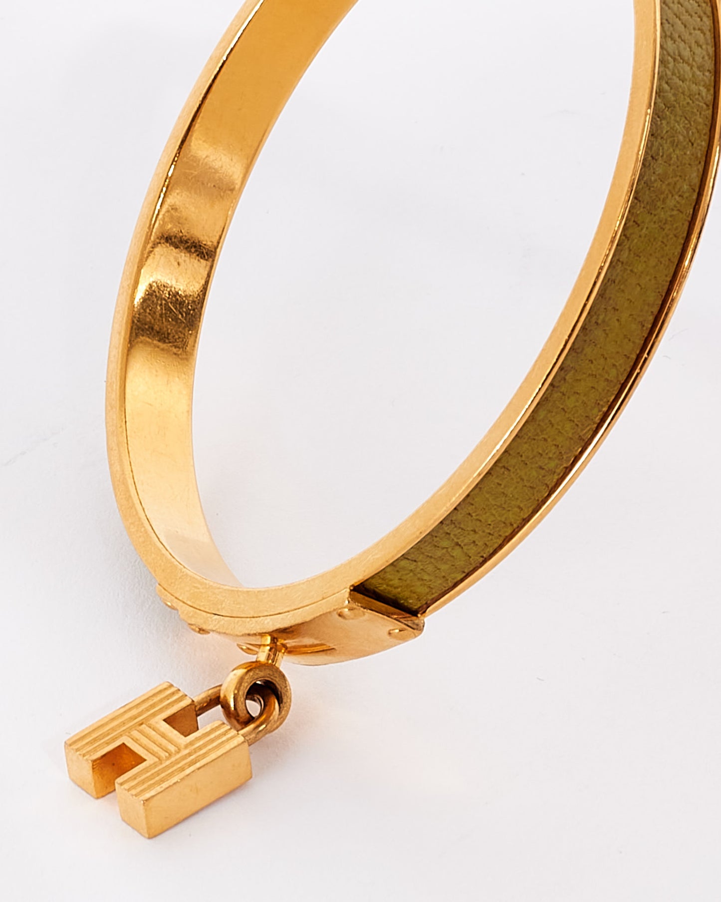 Hermès Bracelet à breloques Kelly H Lock Cadena en cuir doré et vert