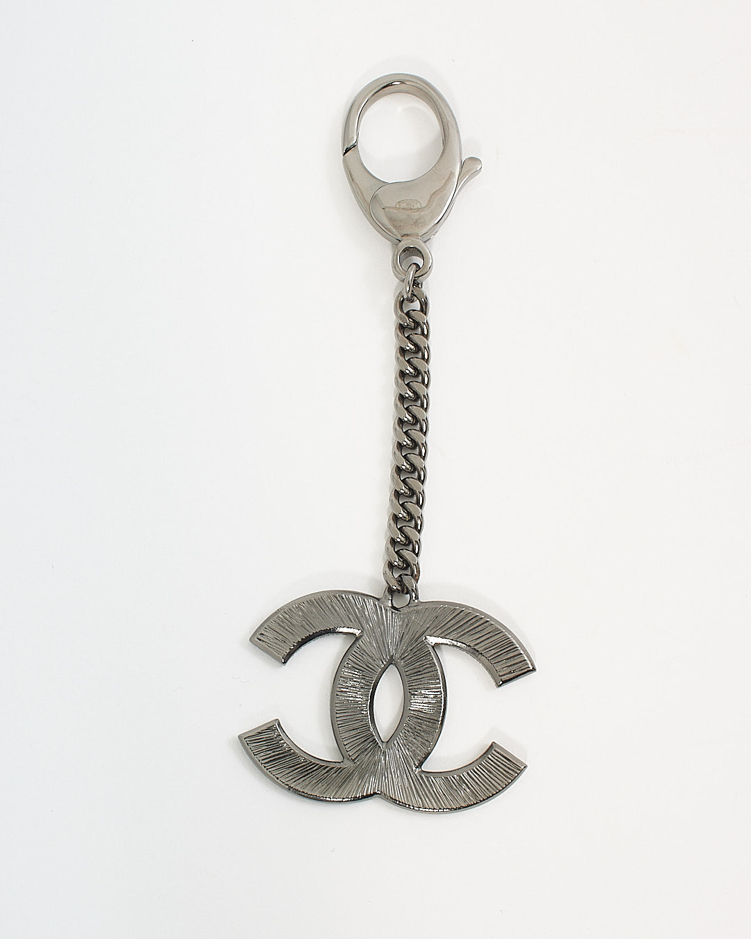 Porte-clés avec logo CC N/B entrelacé argenté Chanel