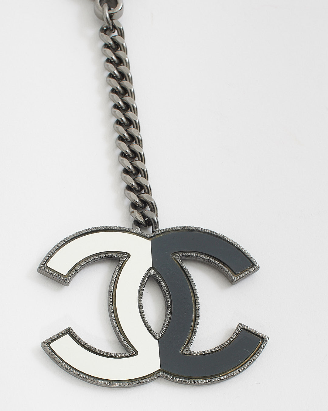 Porte-clés avec logo CC N/B entrelacé argenté Chanel