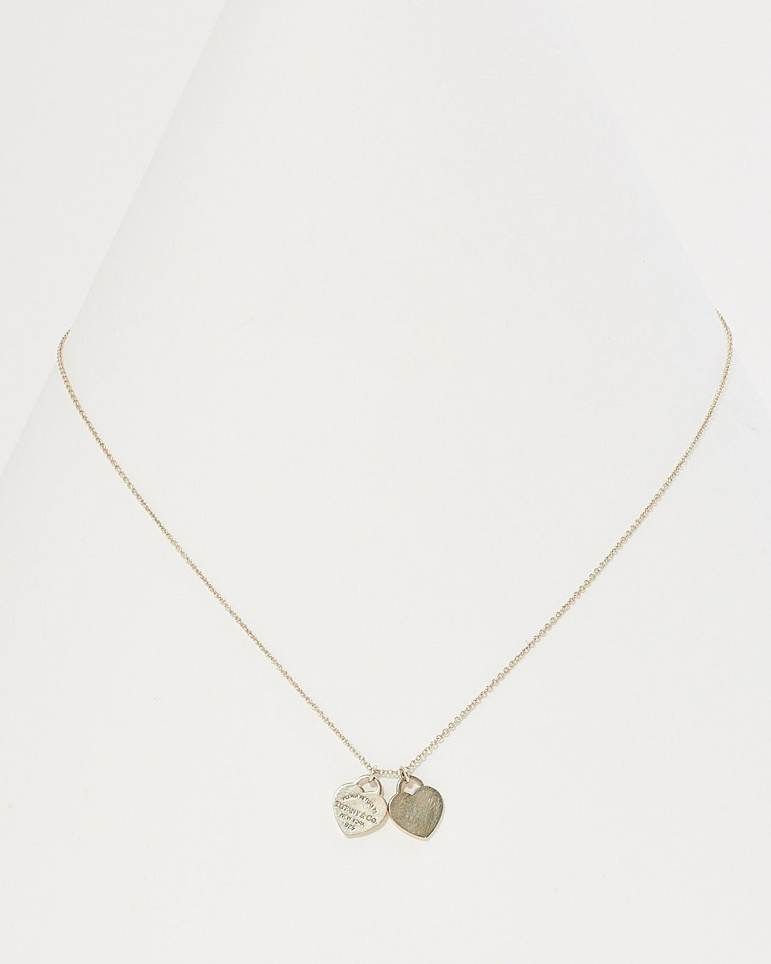 Tiffany &amp; Co. Collier pendentif mini étiquette double cœur en argent
