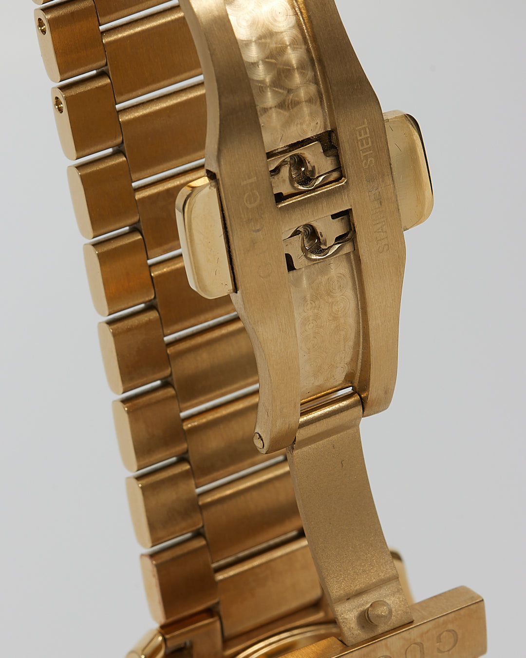 Montre Gucci en acier inoxydable doré avec cadran à strass de 38 mm