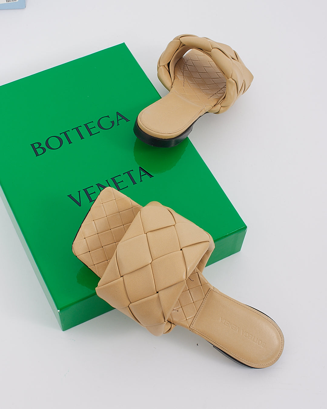 Bottega Veneta Claquettes en cuir tissé intrecciato sucre de canne - 38