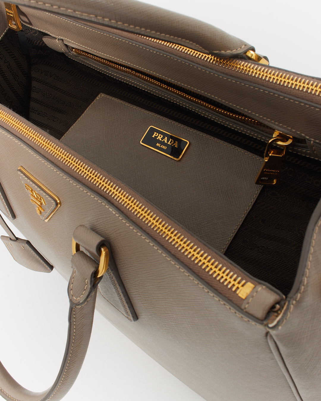 Prada Grand sac fourre-tout Galleria en cuir saffiano taupe à double fermeture éclair