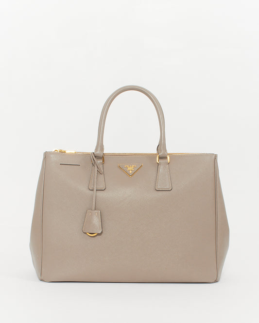 Prada Grand sac fourre-tout Galleria en cuir saffiano taupe à double fermeture éclair