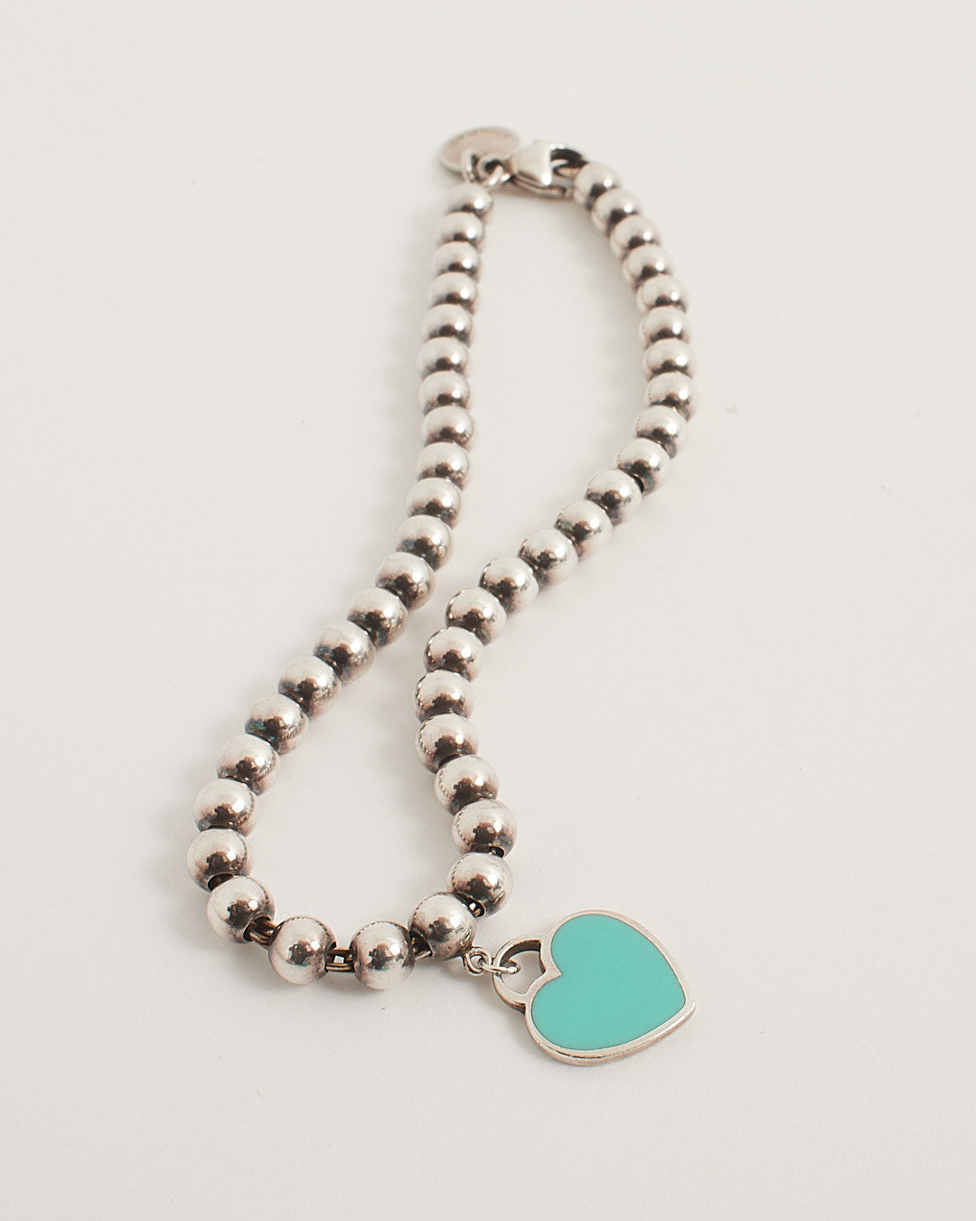 Tiffany &amp; Co. Bracelet de perles en argent sterling Return to Tiffany avec étiquette en forme de cœur bleu