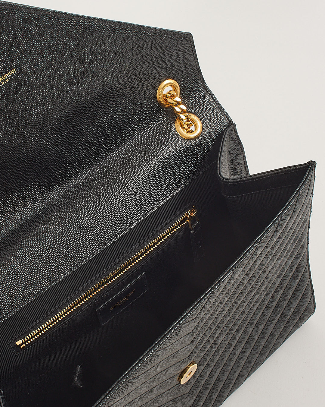Grand sac à rabat enveloppe en cuir grainé noir Saint Laurent