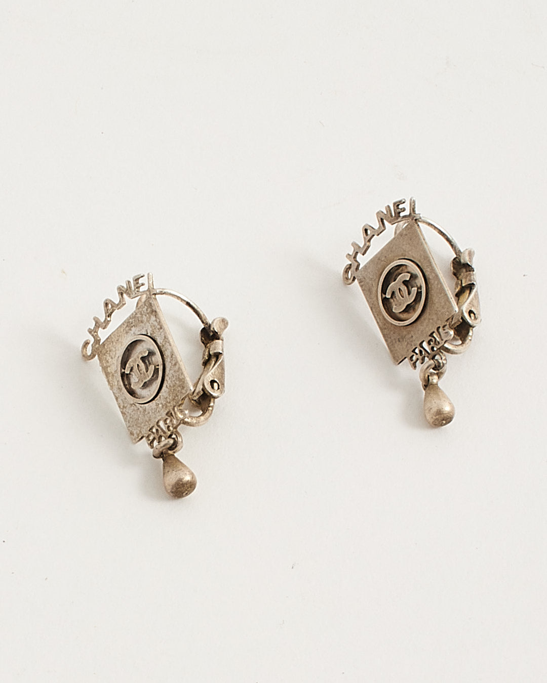 Boucles d'oreilles à fermoir mousqueton avec logo CC argenté Chanel