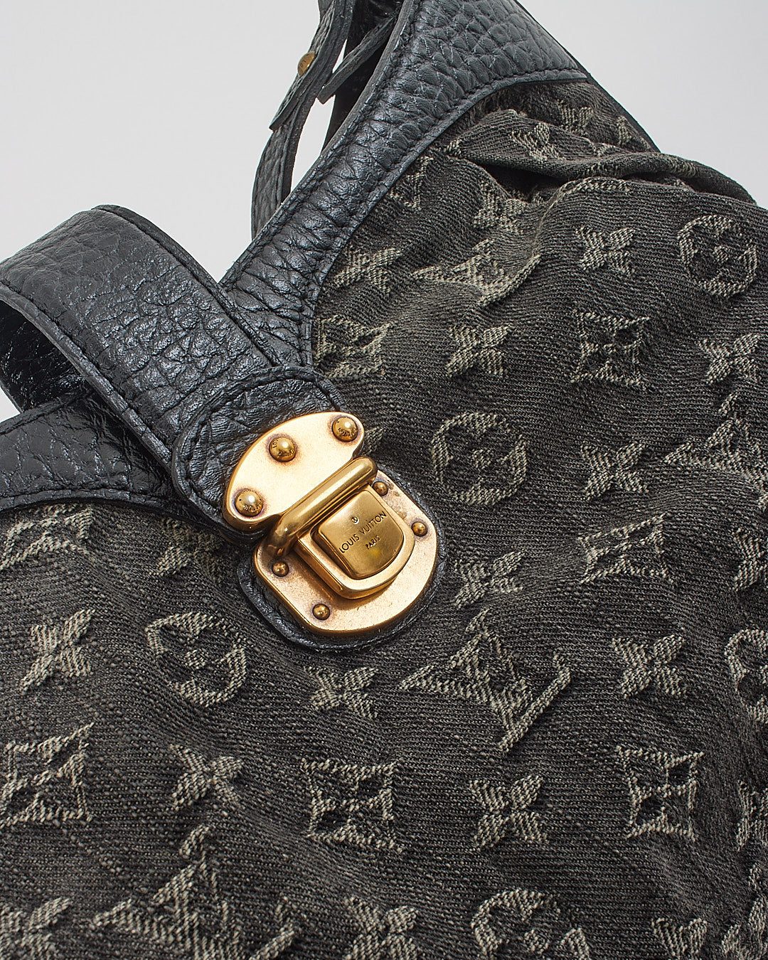 Louis Vuitton Sac à bandoulière Mahina XS en denim monogramme noir