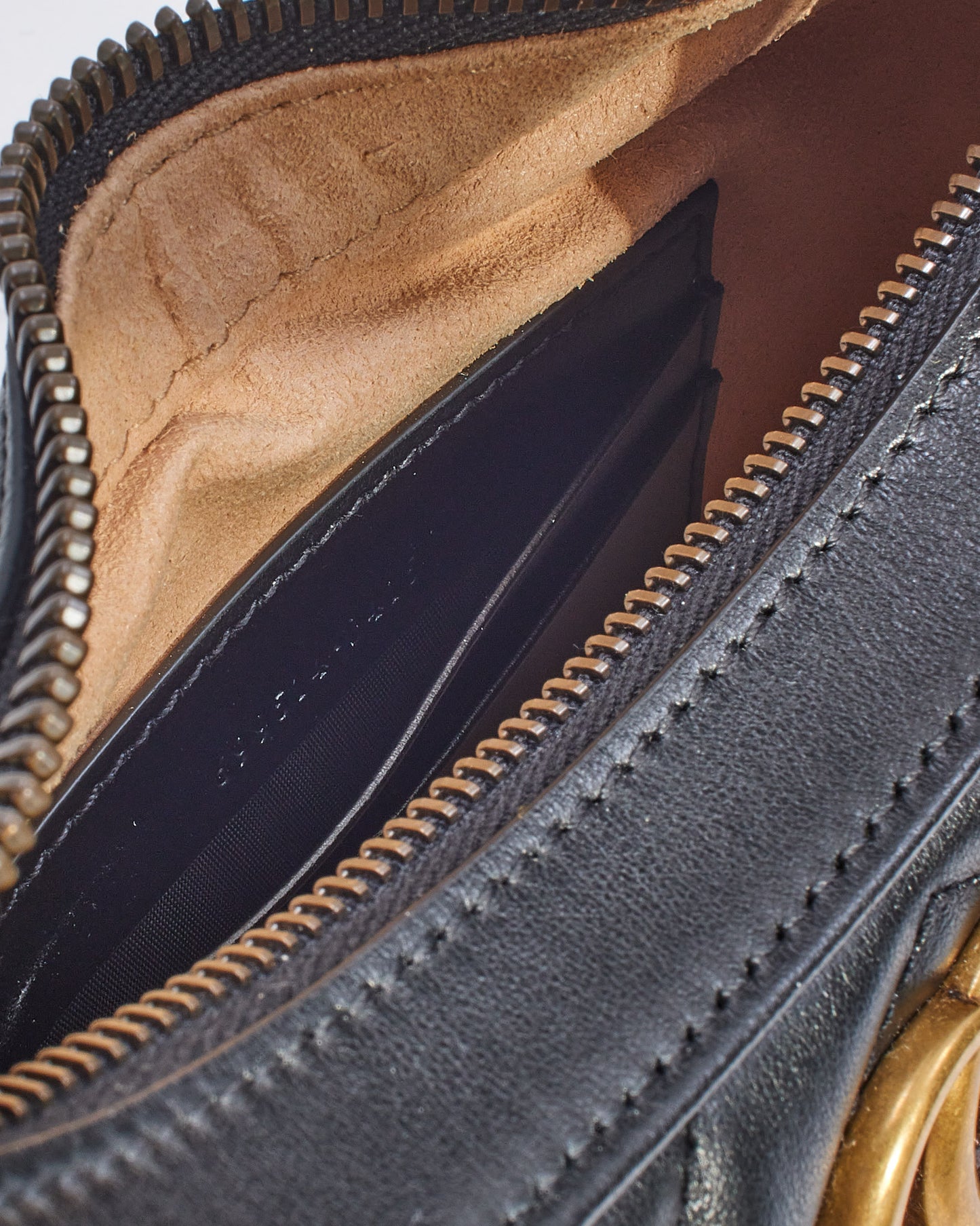Mini sac en forme de demi-lune GG Marmont en cuir matelassé noir Gucci