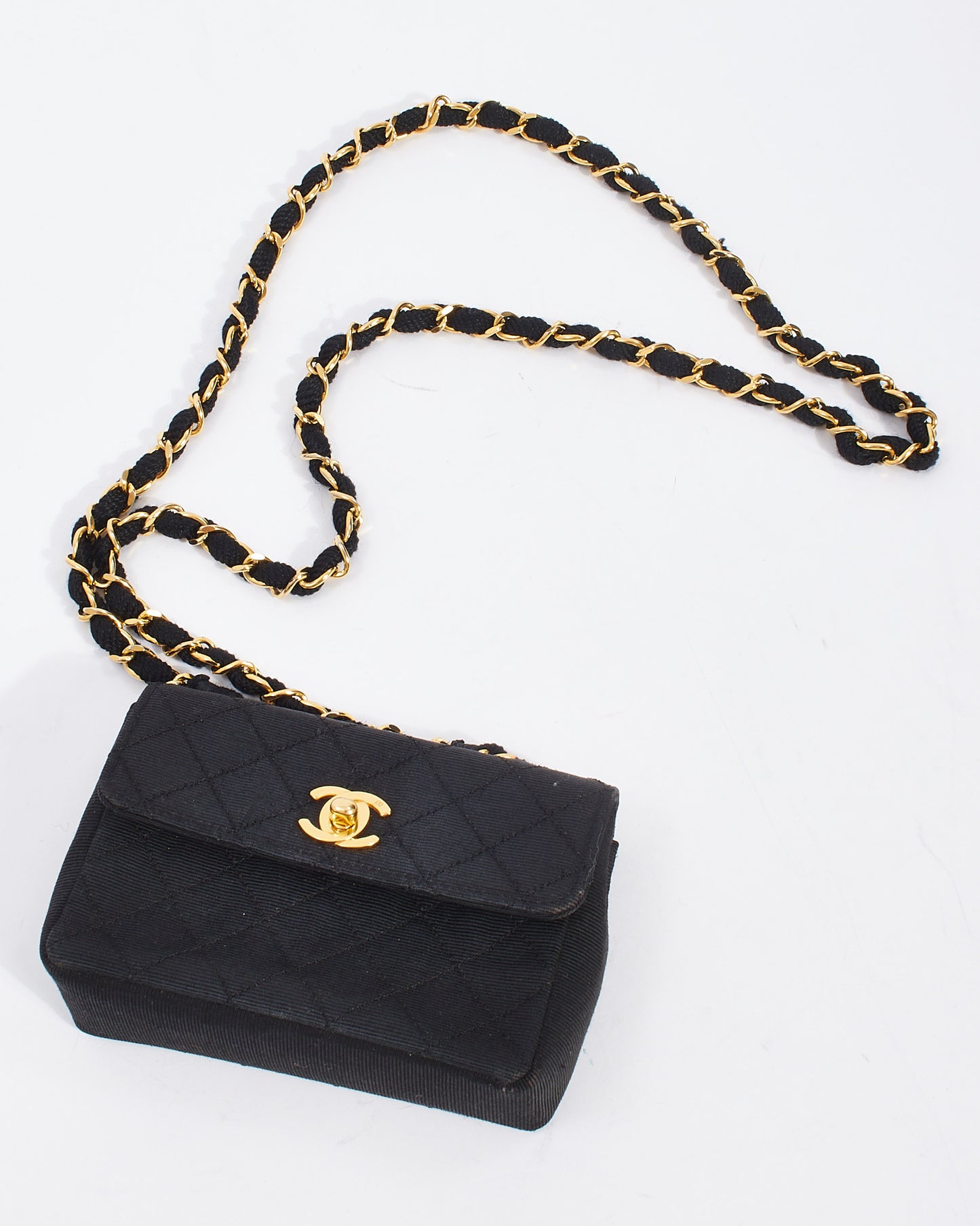 Mini sac à rabat en toile matelassée noire vintage Chanel GHW