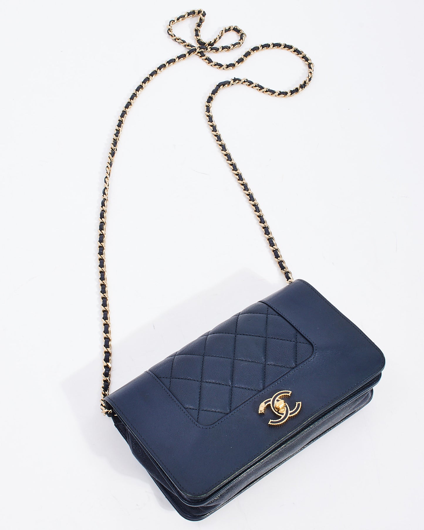 Portefeuille à rabat Mademoiselle en cuir bleu marine Chanel sur sac à chaîne