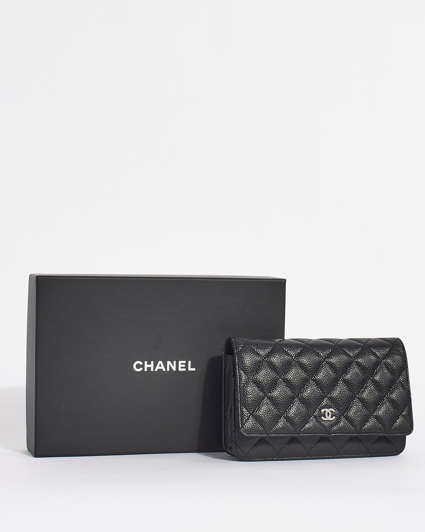 Portefeuille matelassé en cuir caviar noir Chanel sur sac à chaîne SHW