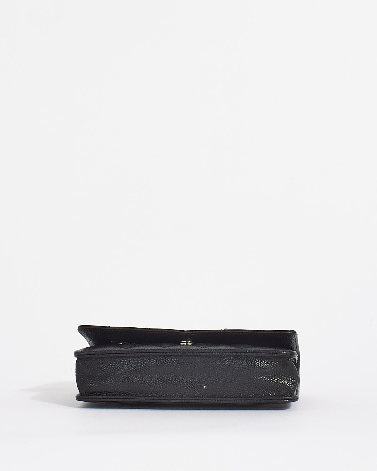 Portefeuille matelassé en cuir caviar noir Chanel sur sac à chaîne SHW