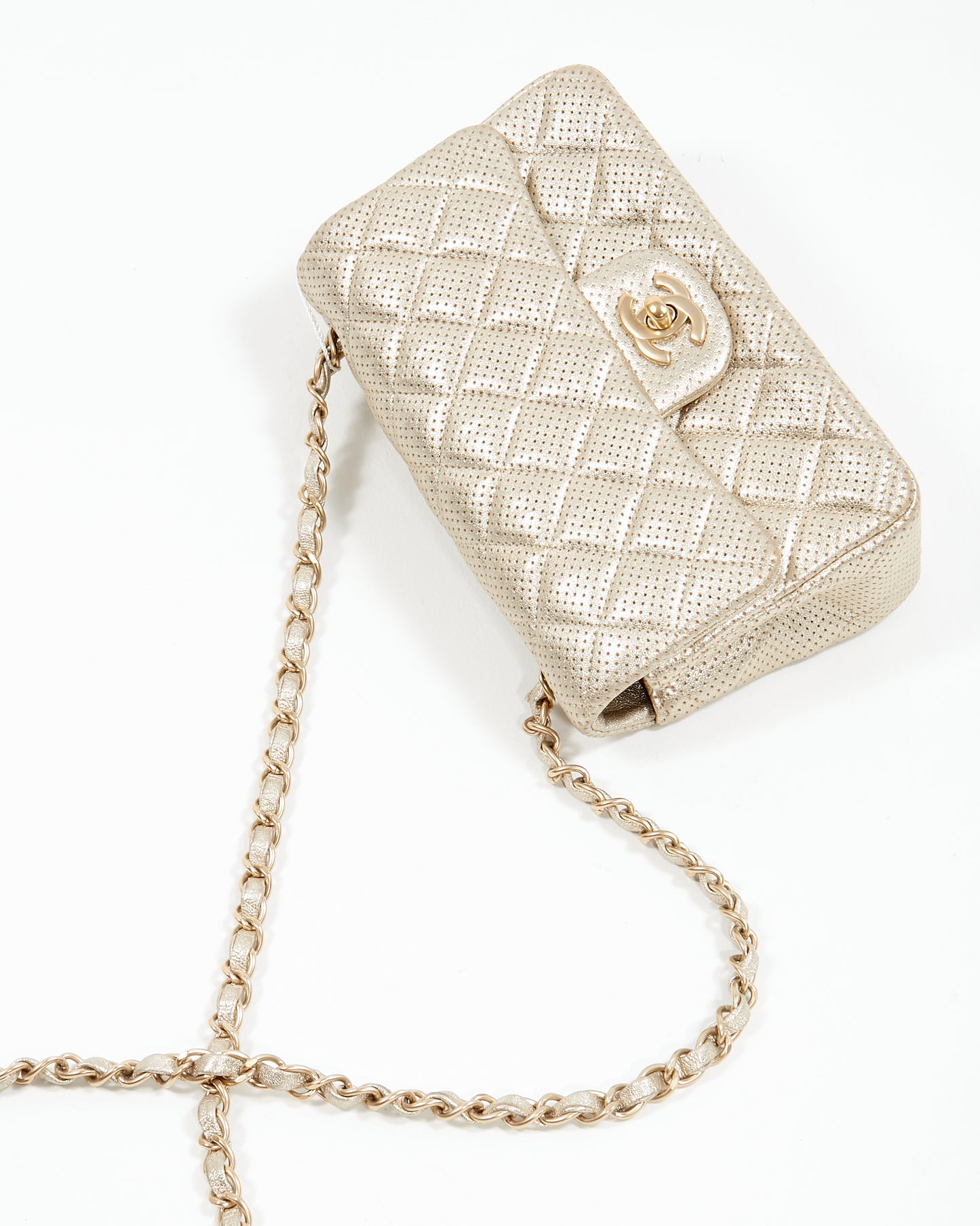 Mini sac à rabat classique rectangulaire en cuir d'agneau perforé métallisé doré Chanel