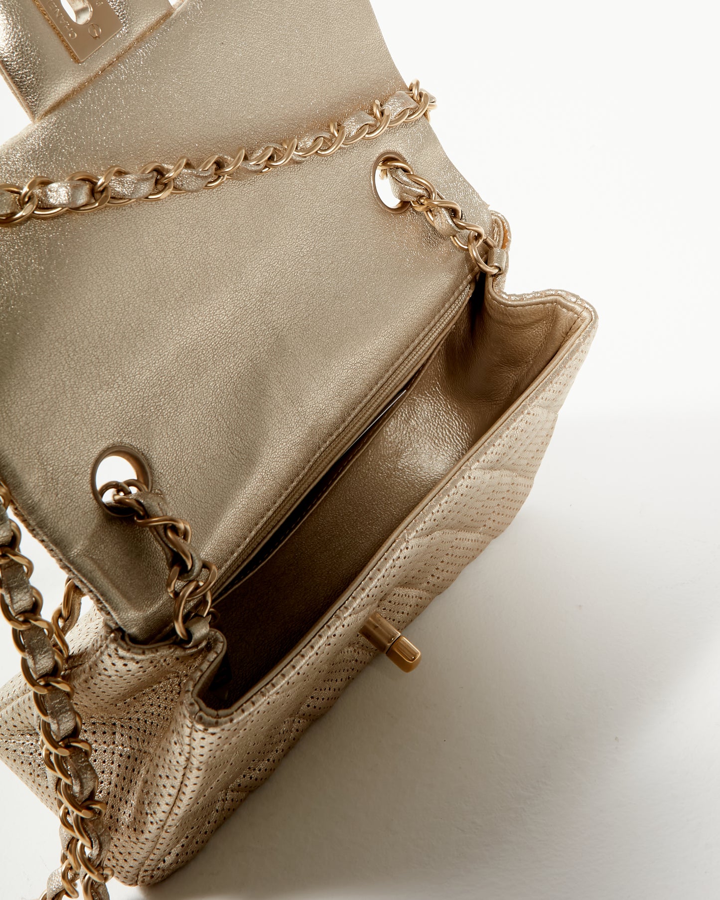 Mini sac à rabat classique rectangulaire en cuir d'agneau perforé métallisé doré Chanel