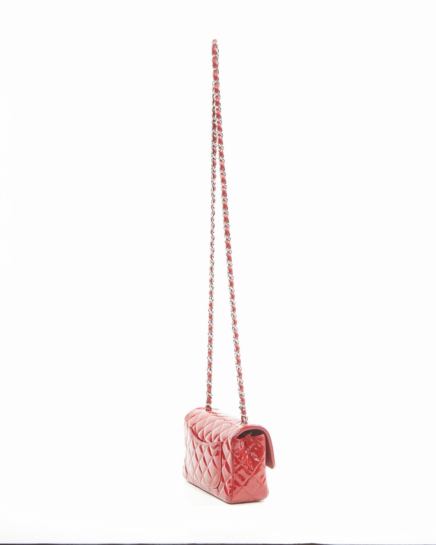 Mini sac à rabat classique rectangulaire en cuir verni rouge Chanel
