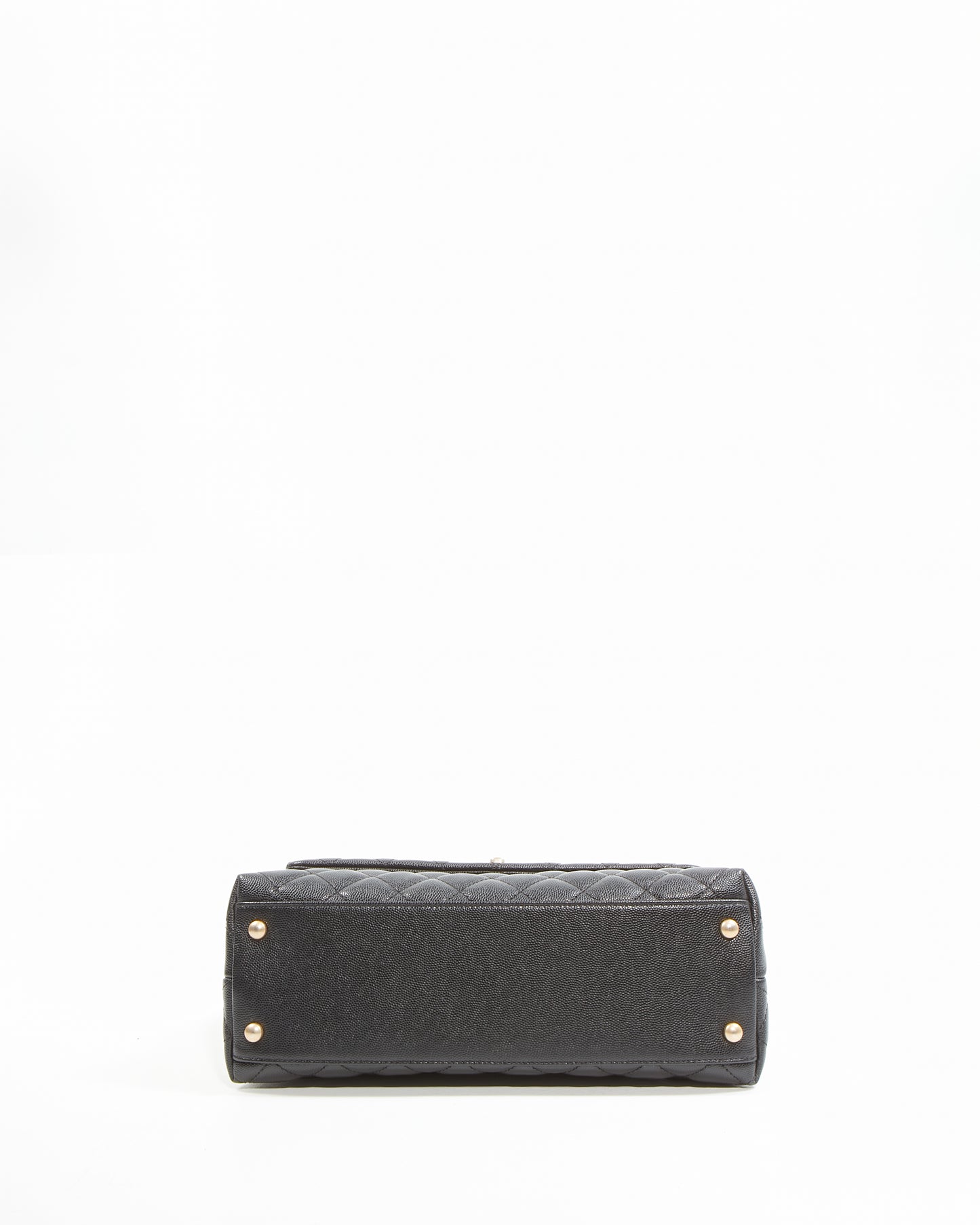 Sac à rabat avec poignée en coco matelassé moyen Chanel Black Caviar