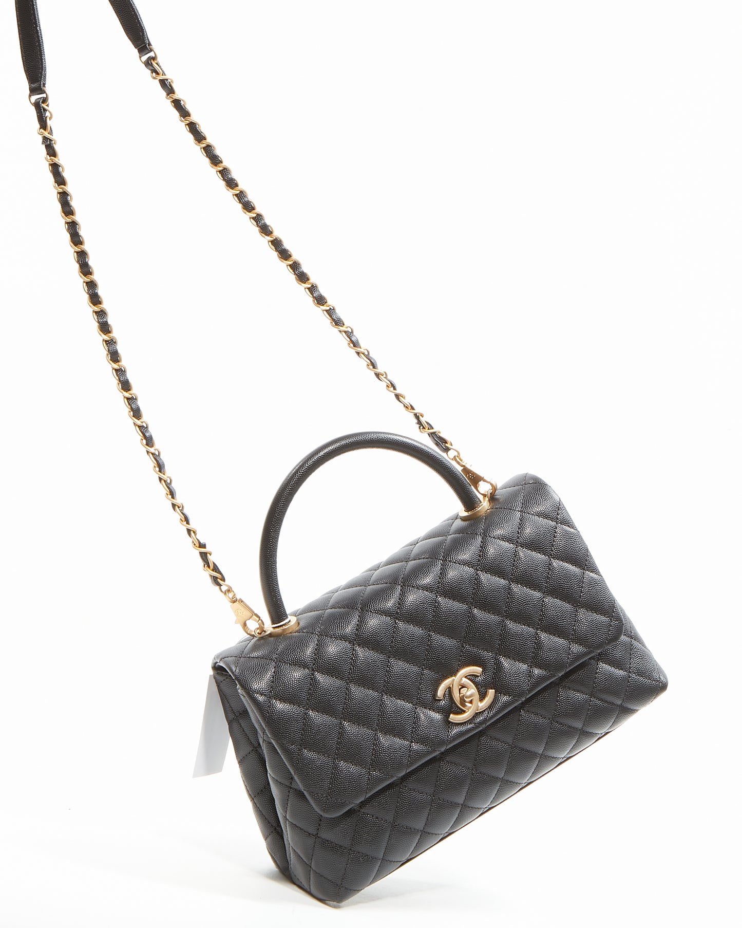 Sac à rabat avec poignée en coco matelassé moyen Chanel Black Caviar