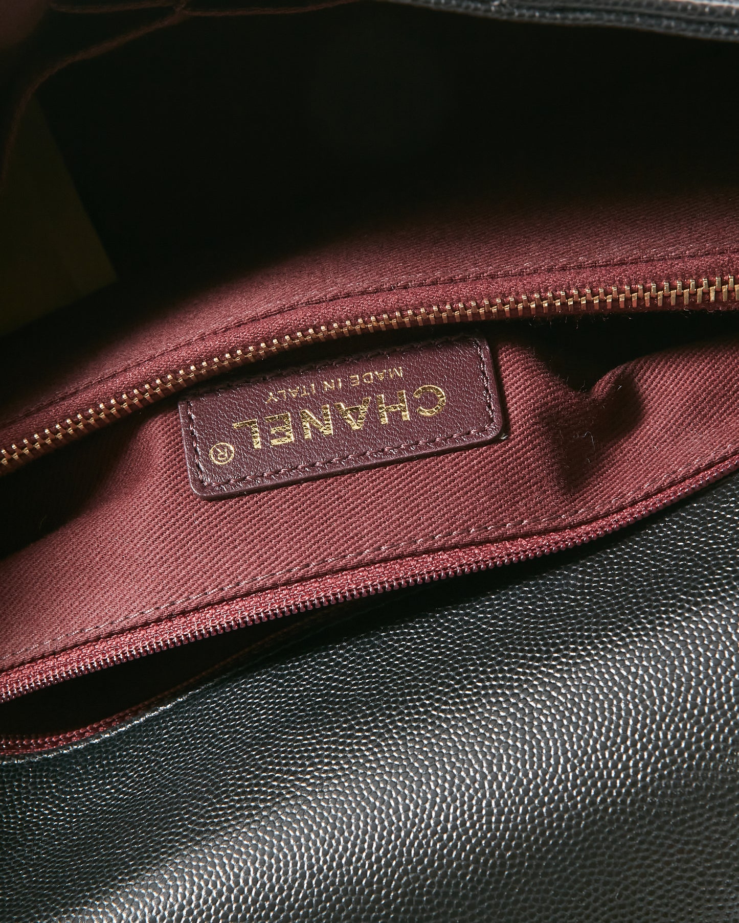 Sac à rabat avec poignée en coco matelassé moyen Chanel Black Caviar