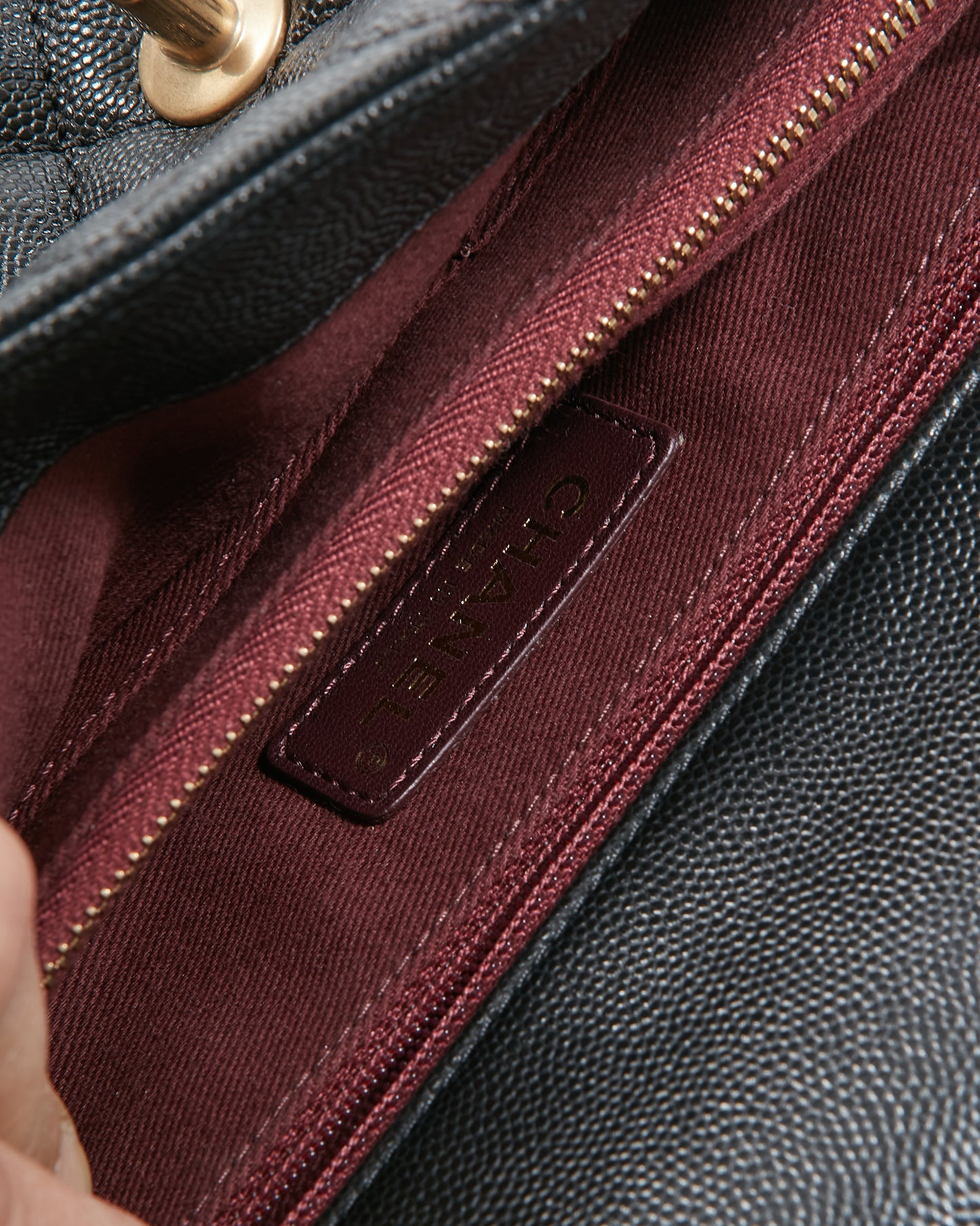 Sac à rabat avec poignée en coco matelassé moyen Chanel Black Caviar