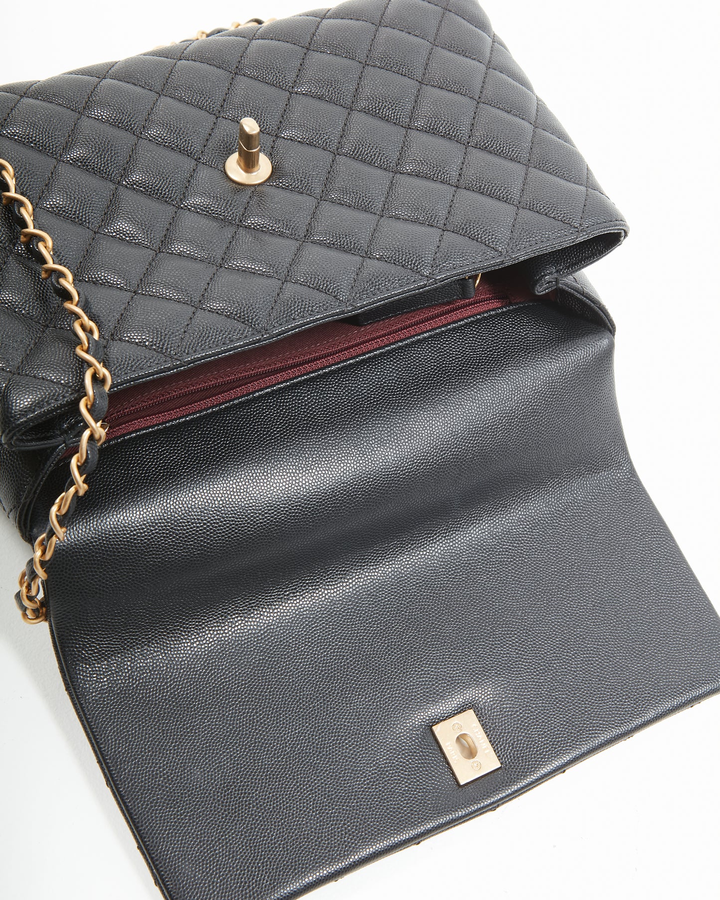 Sac à rabat avec poignée en coco matelassé moyen Chanel Black Caviar