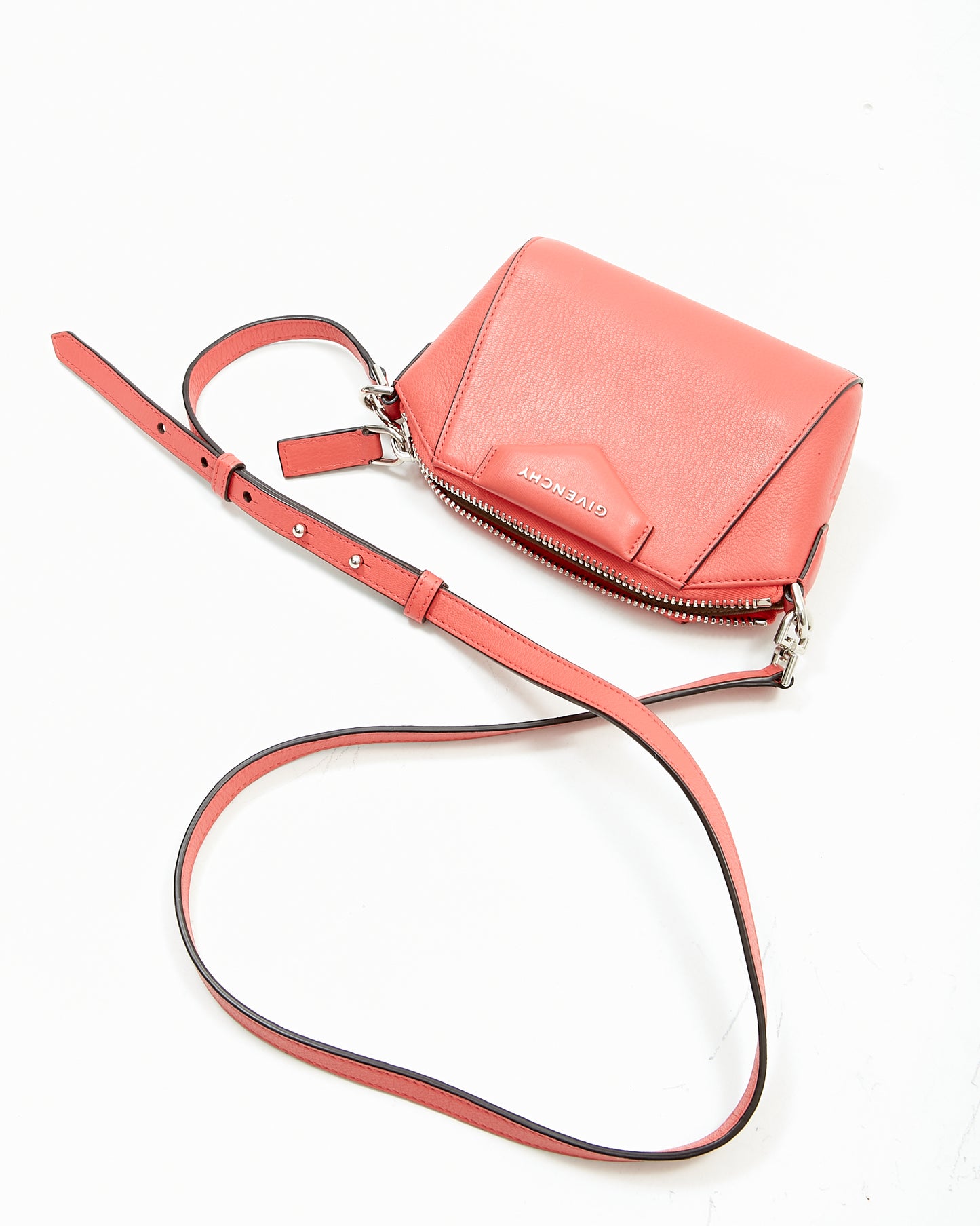 Sac bandoulière Nano Antigona en cuir corail Givenchy