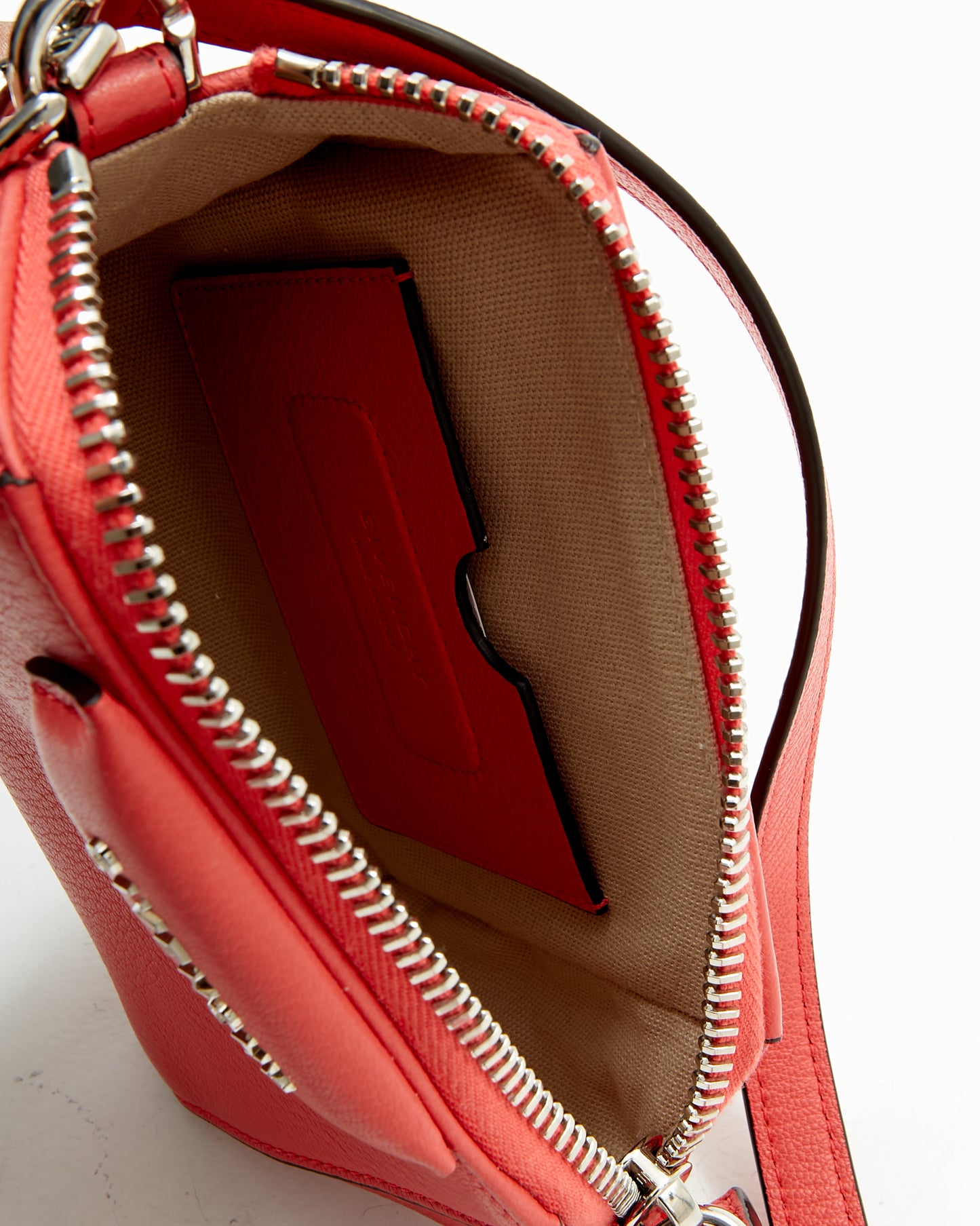 Sac bandoulière Nano Antigona en cuir corail Givenchy