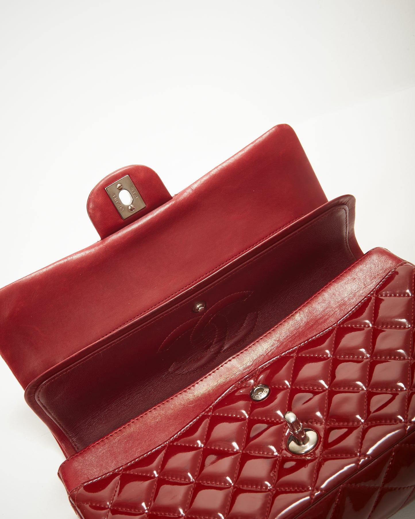 Petit sac classique à double rabat en cuir verni rouge Chanel
