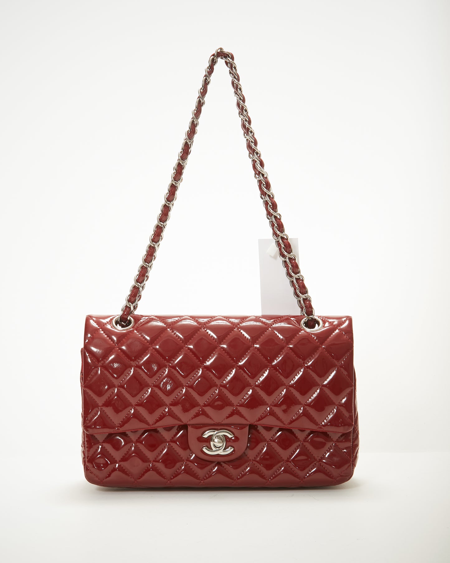 Petit sac classique à double rabat en cuir verni rouge Chanel
