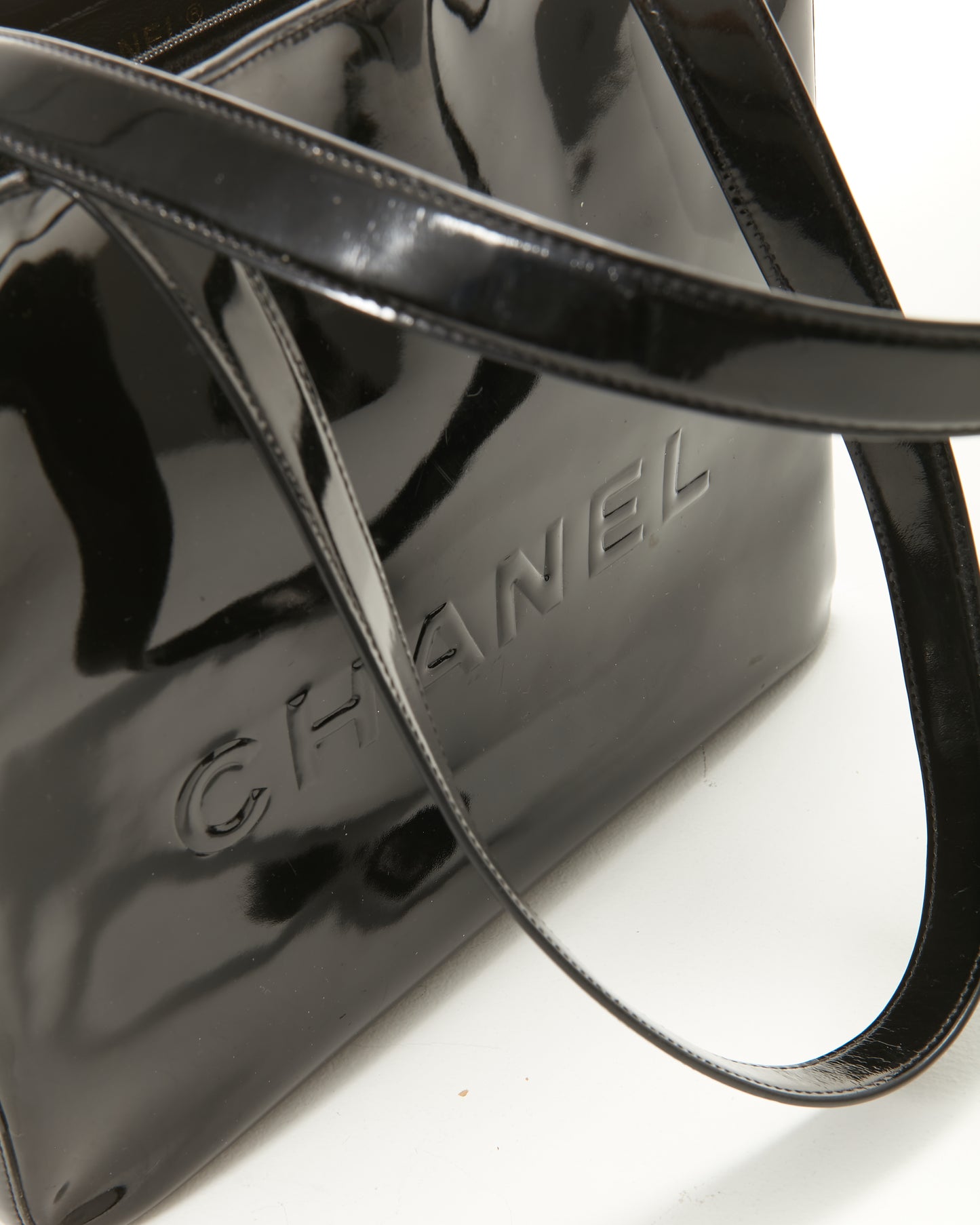 Petit sac à bandoulière carré avec logo verni noir Chanel