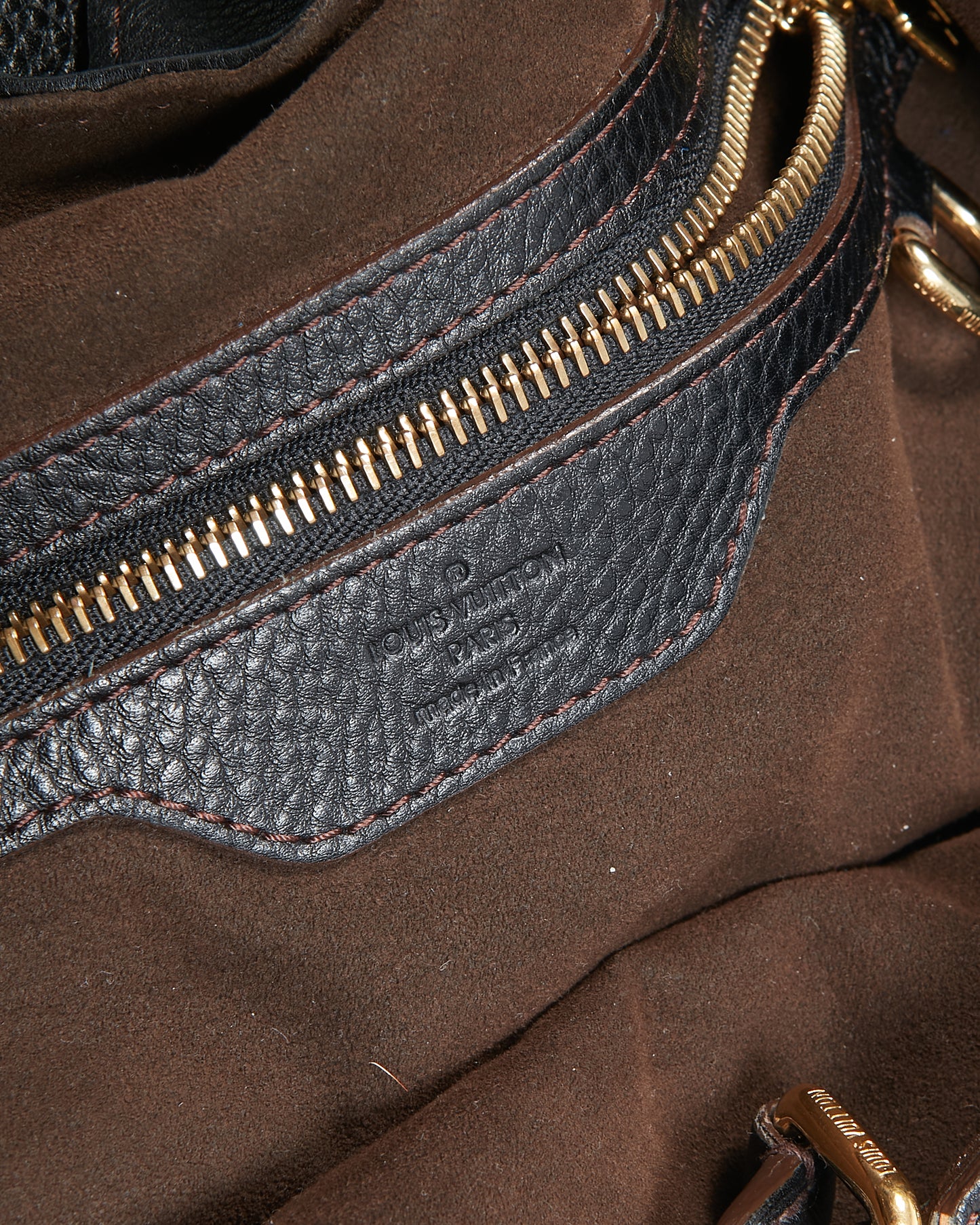 Louis Vuitton Sac Hobo Monogramme Mahina XL en cuir perforé noir
