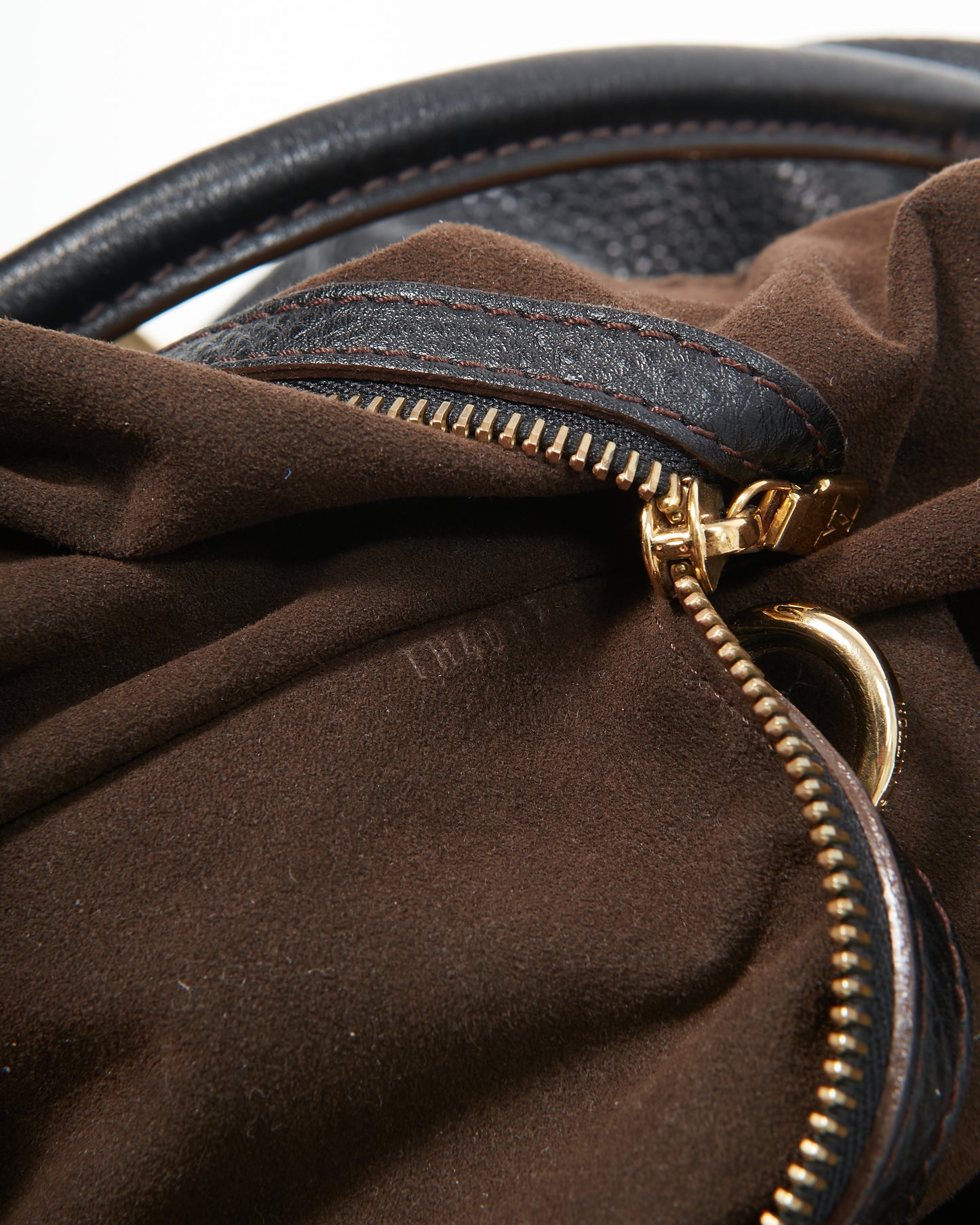 Louis Vuitton Sac Hobo Monogramme Mahina XL en cuir perforé noir