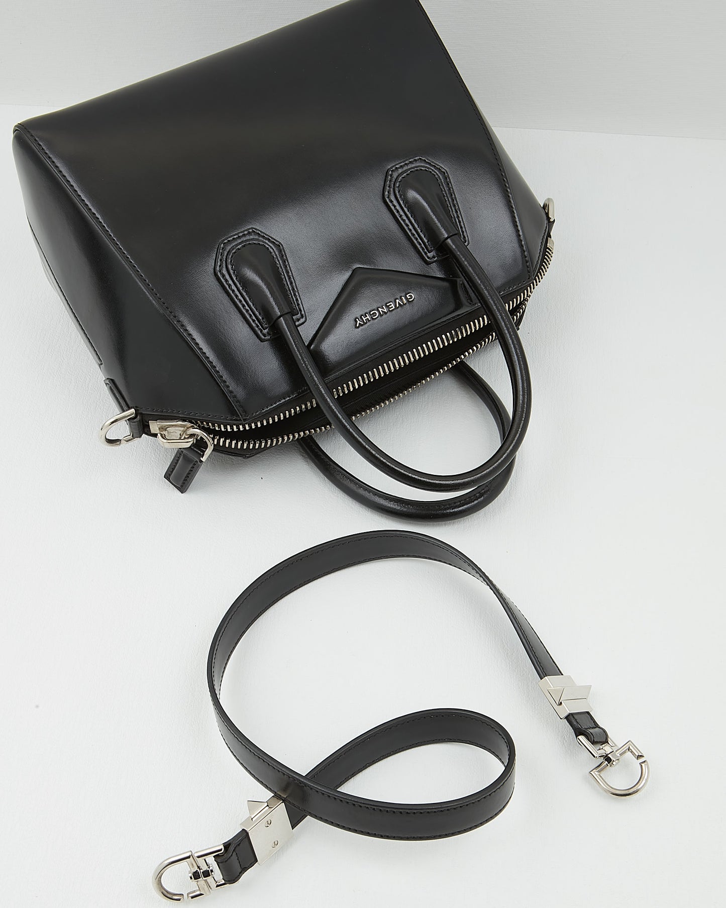 Petit sac Antigona en cuir brillant noir Givenchy