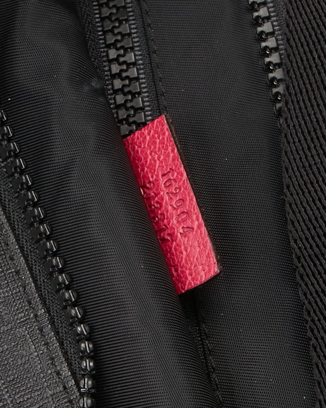 Sac à bandoulière avec logo rose en toile enduite noire Gucci