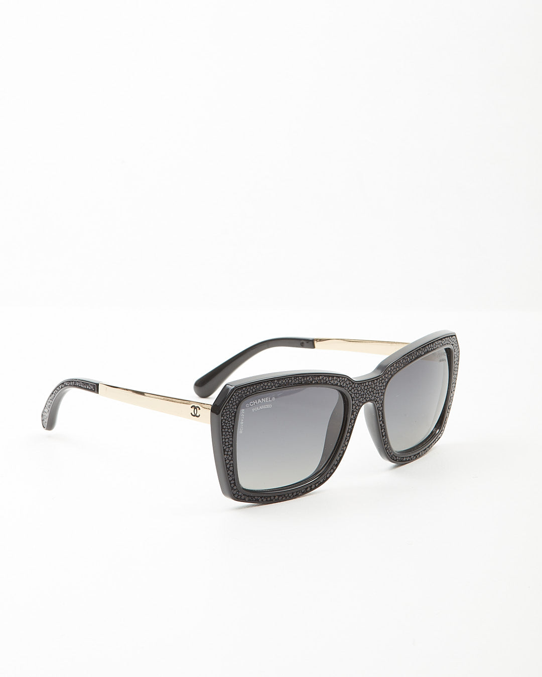 Lunettes de soleil Chanel à verres carrés noirs 6047-Q