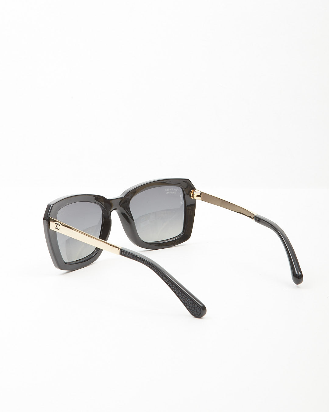 Lunettes de soleil Chanel à verres carrés noirs 6047-Q